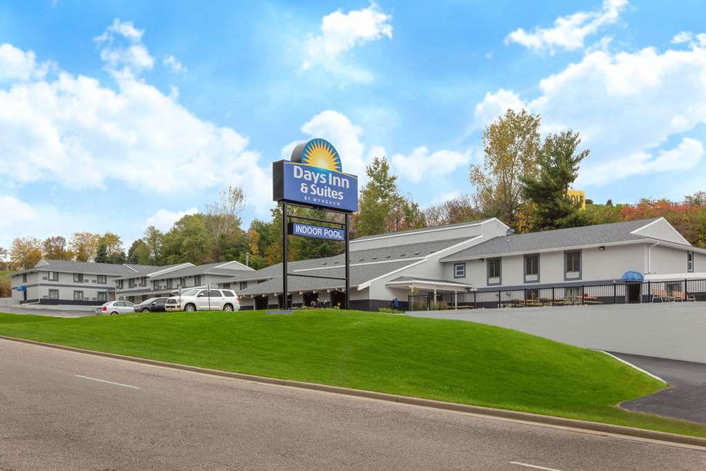 Days Inn & Suites by Wyndham Wisconsin Dells - featured photo