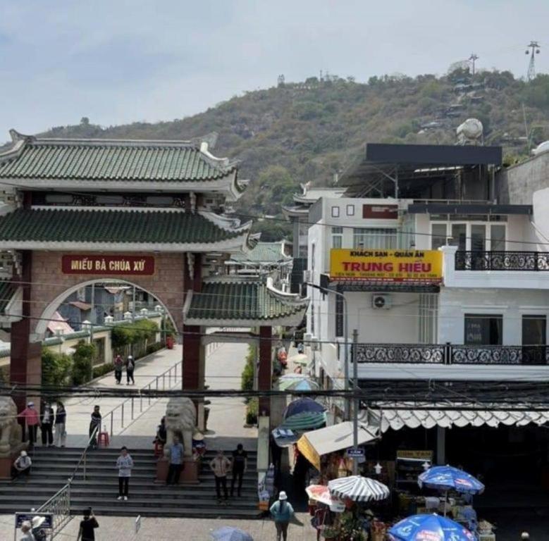 Trung Hiếu Hotel bên cạnh Miếu Bà Chúa Xứ in Cho Dok, Vietnam