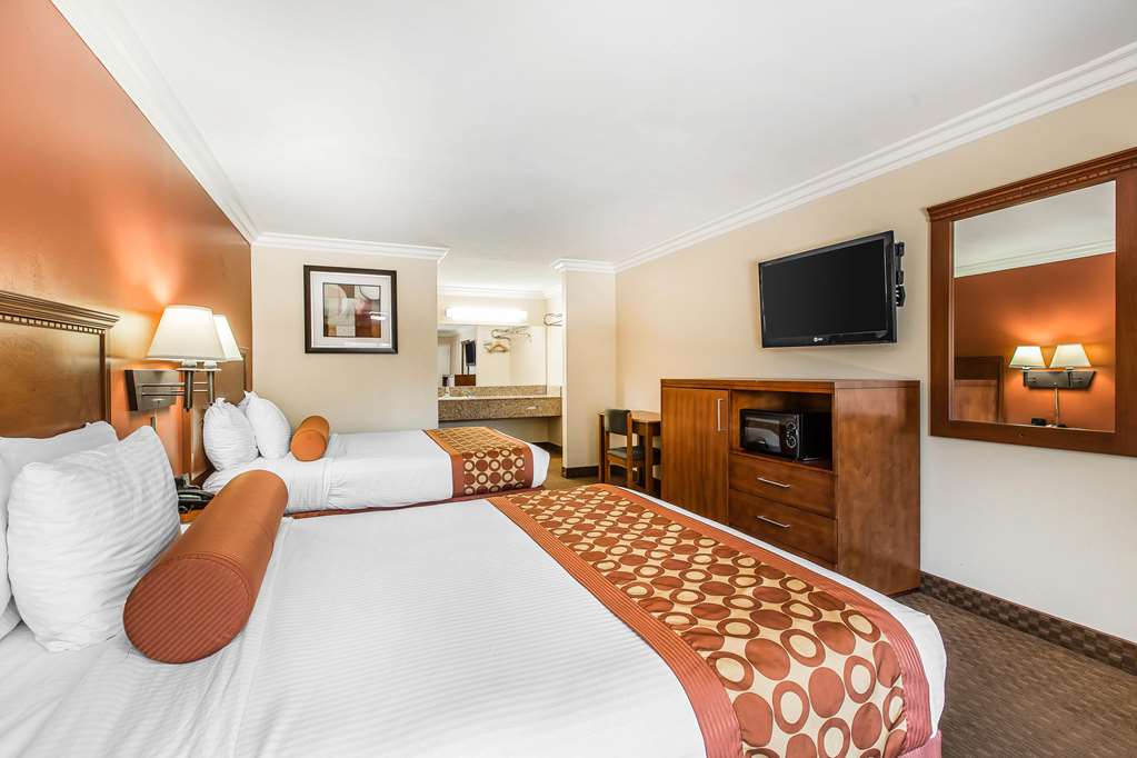 Rodeway Inn & Suites Canyon Lake Menifee West - photo 19
