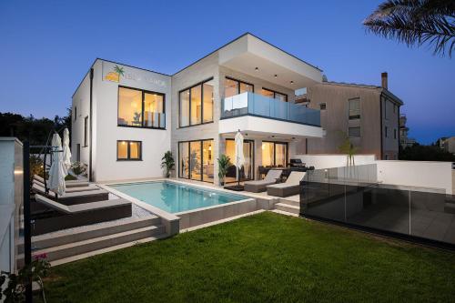 Villa Isla Verde for 10 people with private pool & sauna only 10 meters from the sea — 4-Star Luxury Hotel in Medulin, Croatia