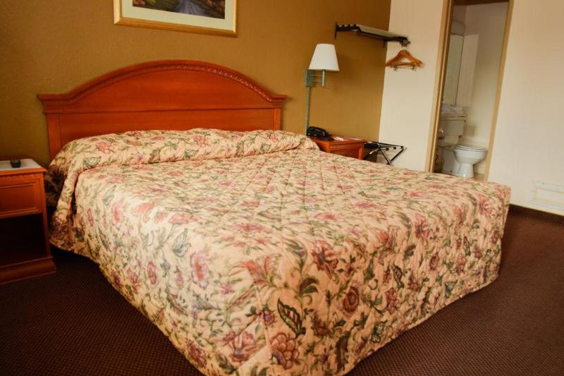 Red Maple Inn by The Falls