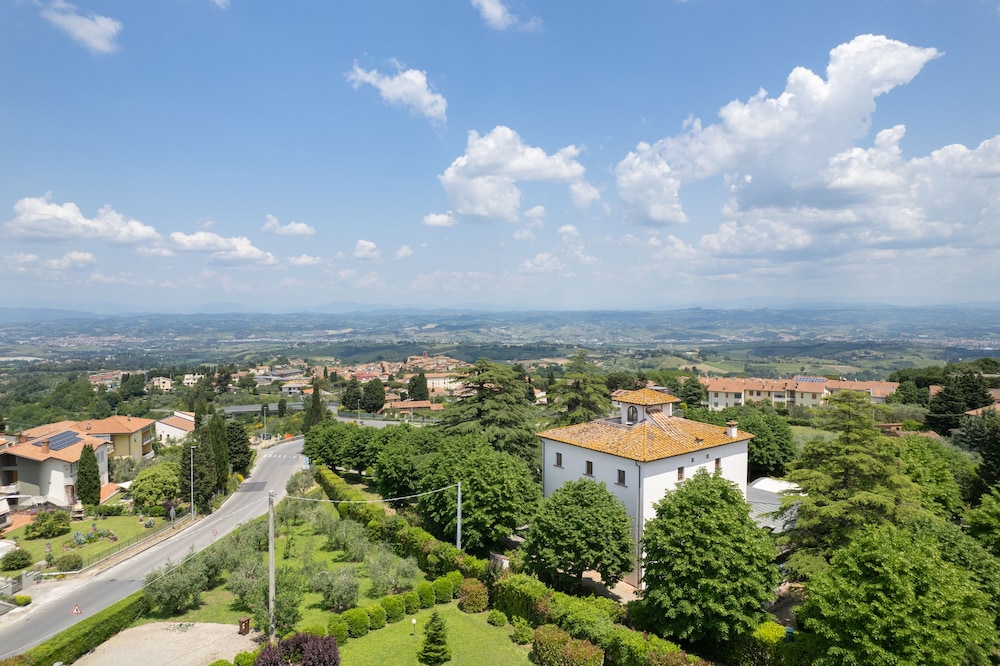 Relais Villa Bianca — 4-Star Luxury Hotel in Gambassi Terme, Italy