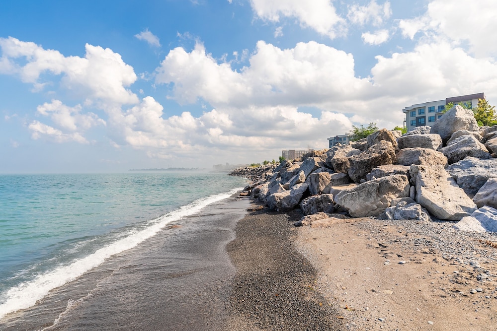 GLOBALSTAY. Modern Townhomes on Lake Ontario in Hamilton, Canada