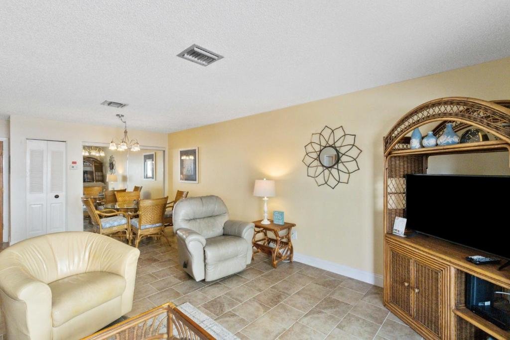 Beach View 1b 1b Balcony Quiet Surf Song #238 — 4-Star Luxury Hotel in Saint Pete Beach, United States