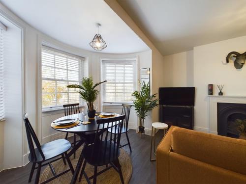 Stylish SunningEnd 1 Bed Apartment in Town Centre with Parking — 4-Star Luxury Hotel in Cheltenham, United Kingdom