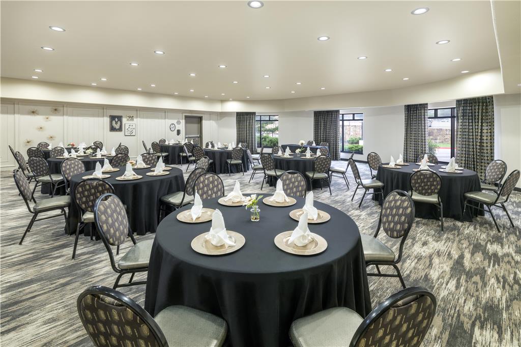 Best Western Premier Crown Chase Inn & Suites - photo 33