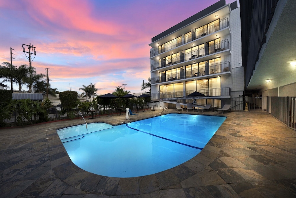MC Pacific Inn & Suites - photo 19
