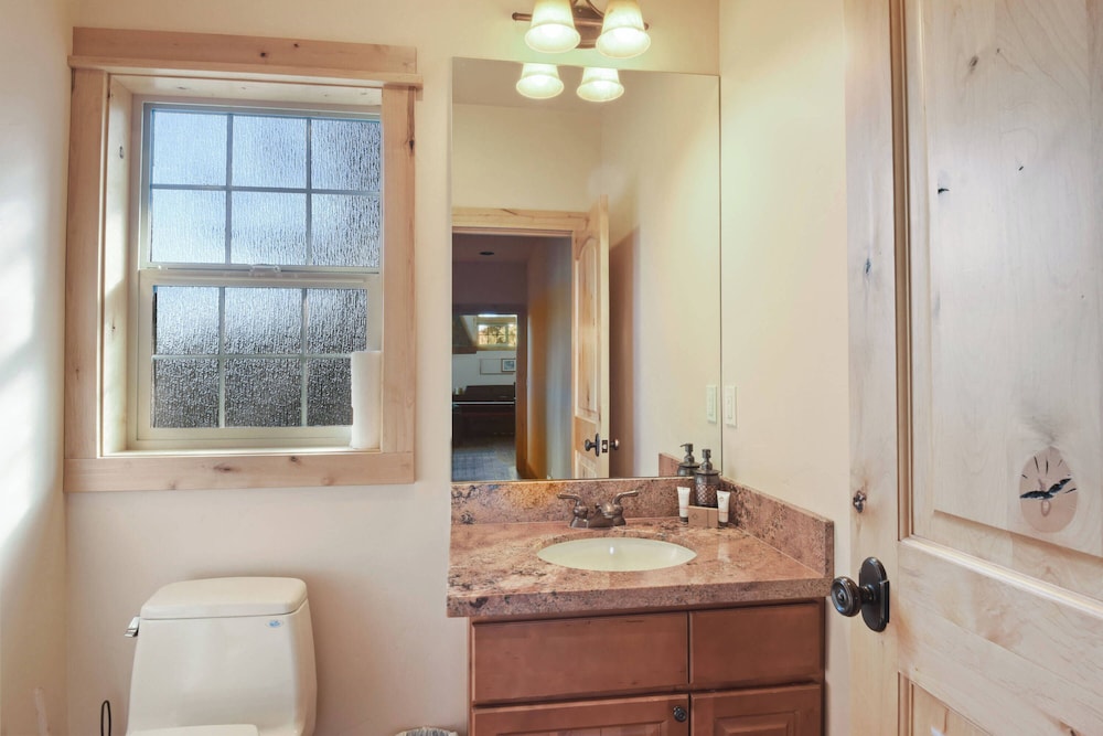 Hilltop Hideaway w Game Room & Forest Views - photo 15