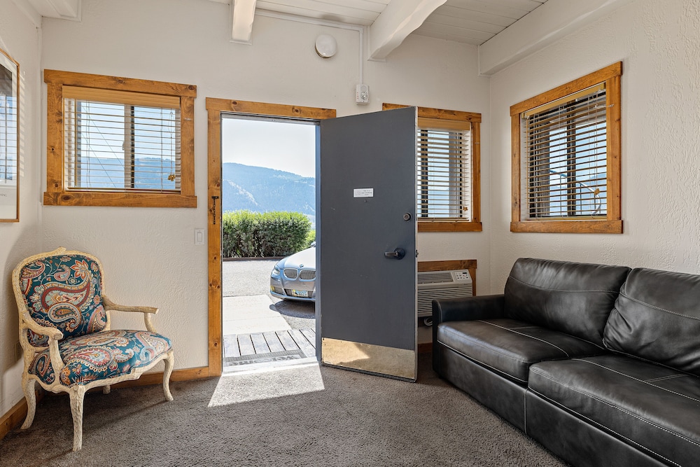 Elk Refuge Inn - photo 26