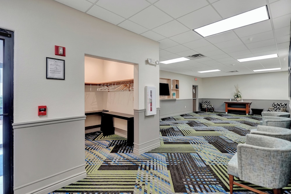 Holiday Inn Express Hotel & Suites Beatrice by IHG - photo 135