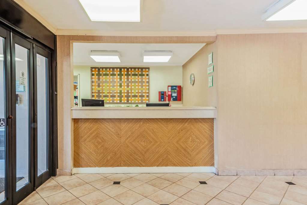 La Quinta Inn & Suites by Wyndham Tampa Brandon West - photo 8