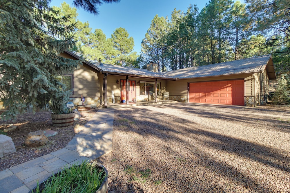 Dog Friendly Home on Pinetop Lakes Course — 4-Star Luxury Hotel in Pinetop-Lakeside, United States