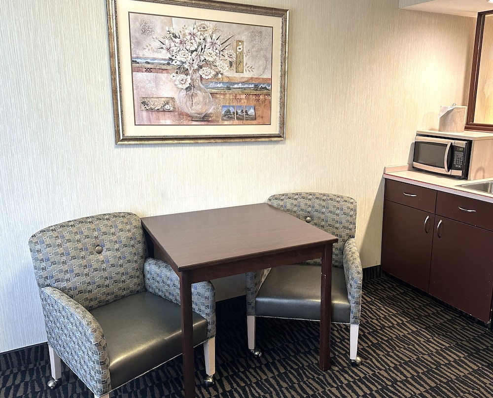 Sojourn Suites Portland Airport - photo 13