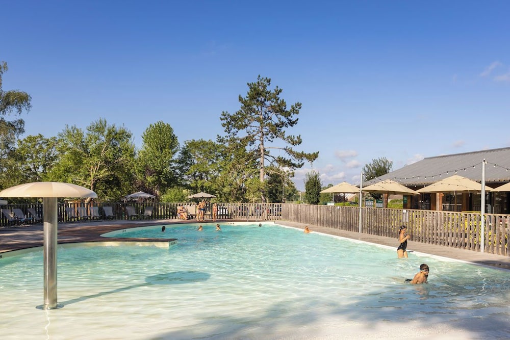 Huttopia Etang de Fouché — 4-Star Luxury Hotel in Arnay-Le-Duc, France