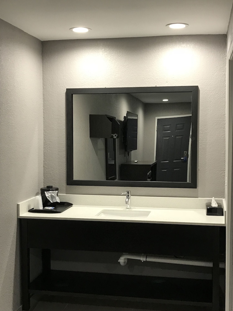 Rodeway Inn Calhoun South - photo 14