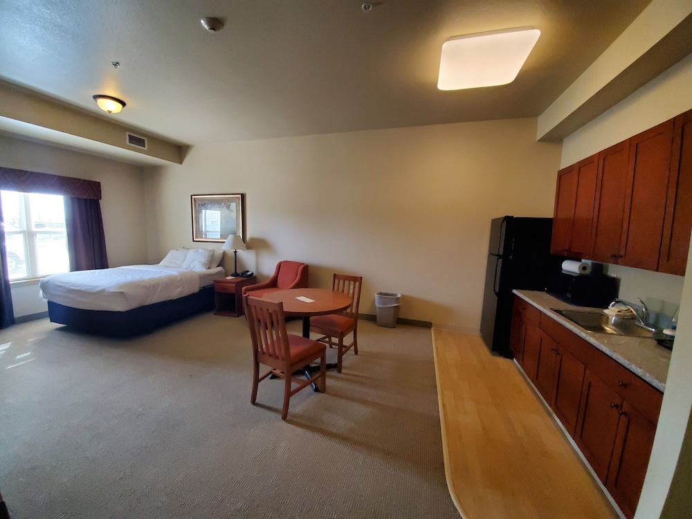 Clarion Hotel & Suites Williston - photo 15