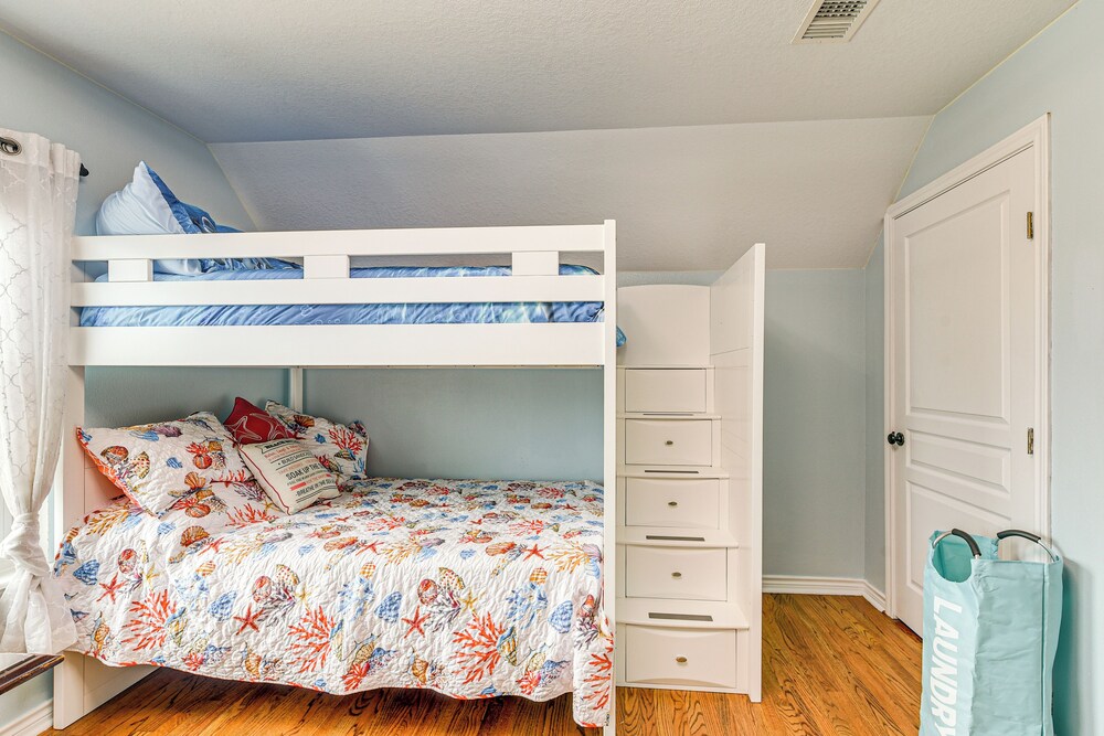Near Surfside Jetty County Park Home with Deck — 4-Star Luxury Hotel in Surfside Beach, United States
