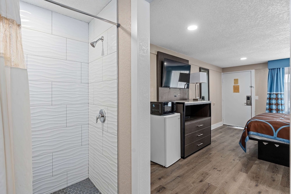Super 8 by Wyndham Kissimmee Orlando - photo 18