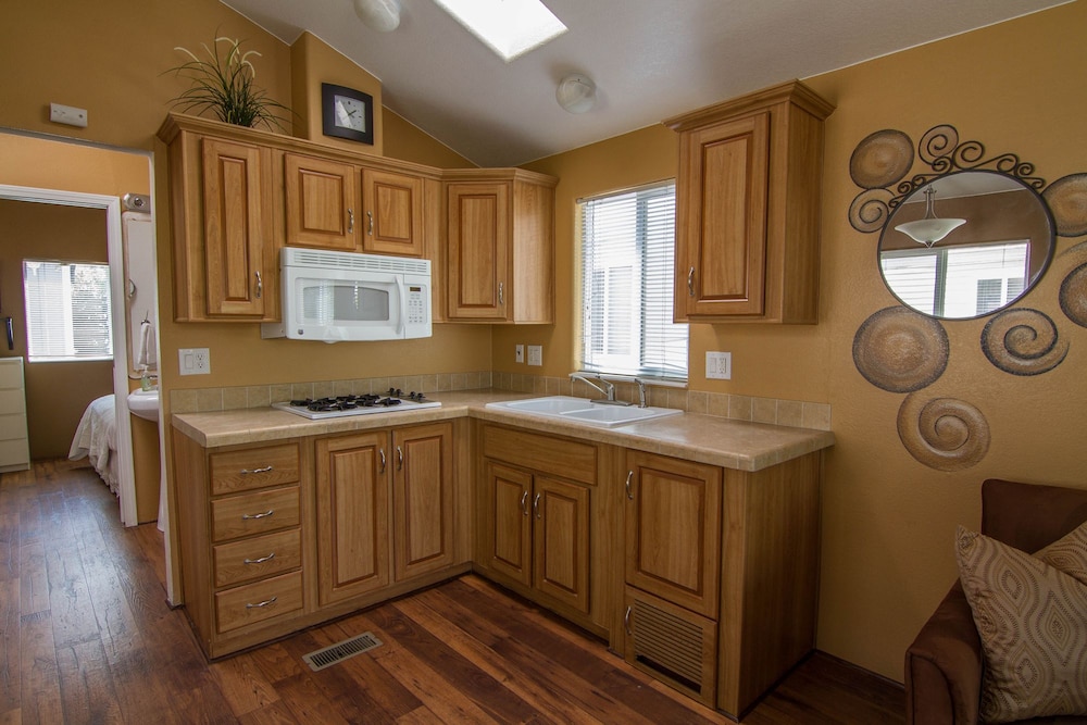 Arden Acres Executive Suites and Cottages - photo 13