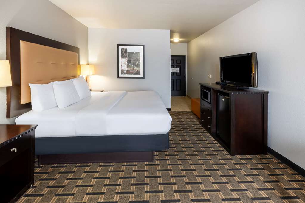 La Quinta Inn & Suites by Wyndham Mt. Pleasant - photo 19