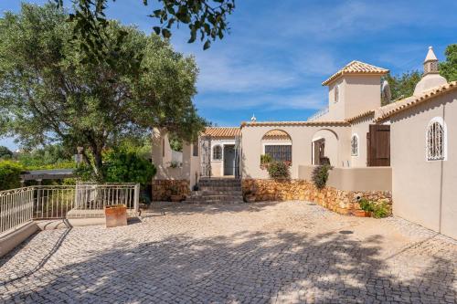 The Quinta 3 Bedroom ensuite Villa Swimming Pool Beautiful Gardens water features and lake — 4-Star Luxury Hotel in Almancil, Portugal