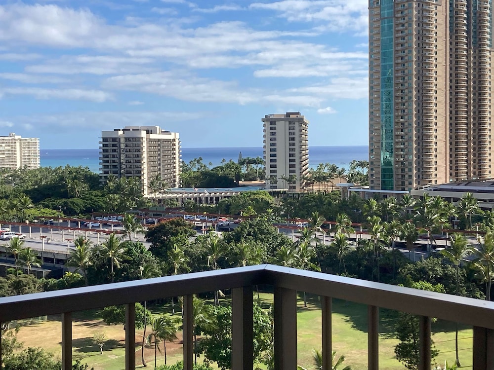 DoubleTree by Hilton Hotel Alana Waikiki Beach - photo 38