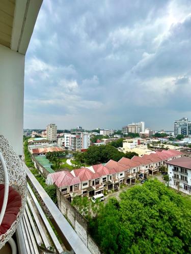Deluxe room with king bed and Balcony at Kandi Palace — Angeles City — photo 5