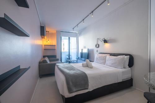 Flamingo 104: Modern Studio Unit with Balcony
