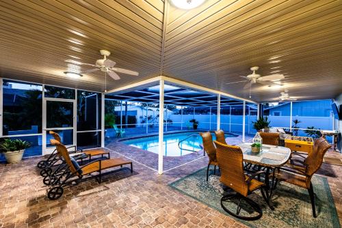 Montauks Point Private pool home 10 min drive to Anna Maria beaches — 4-Star Luxury Hotel in Bradenton, United States