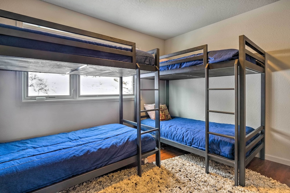 Mtn view Cabin: 3 Mi to Vail Ski Resort in Vail, United States