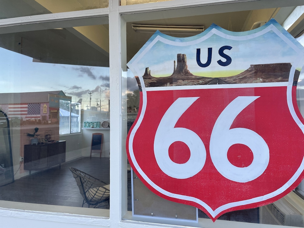 The Postcard Motel - photo 7