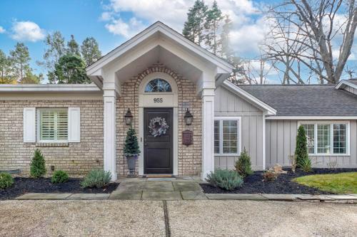 The Gardens Azalea Walking distance to Douglas Beach Private hot tub in Douglas, United States