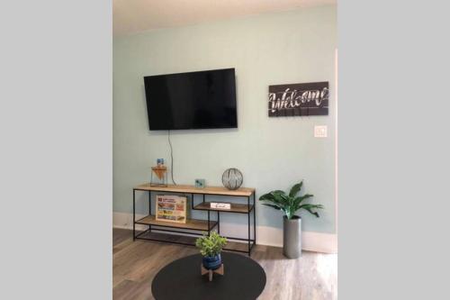 The Comfi Coral 2 Bed Apartment Home Studio B — 4-Star Luxury Hotel in Baytown, United States