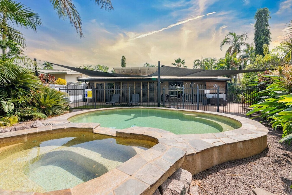 Nature S Nest Pool Spa Outdoor Kitchen Dining — Darwin