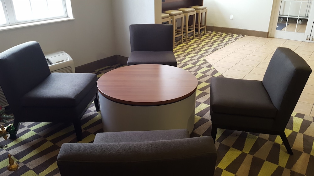 Microtel Inn & Suites by Wyndham Bellevue Omaha - photo 4