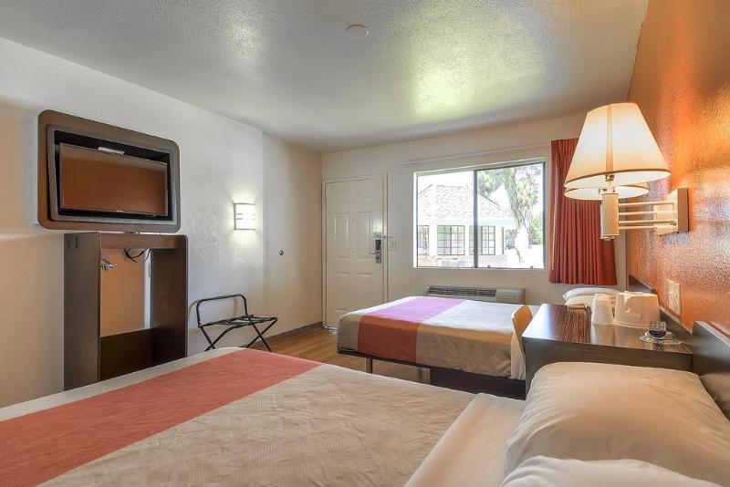 Motel 6 Carlsbad Downtown - photo 2