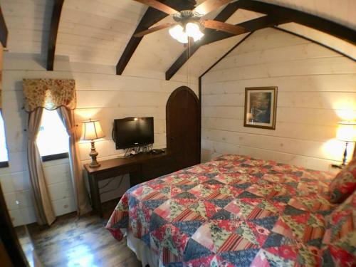 Tiny Home Cottage Near the Smokies #6 Greta - photo 6
