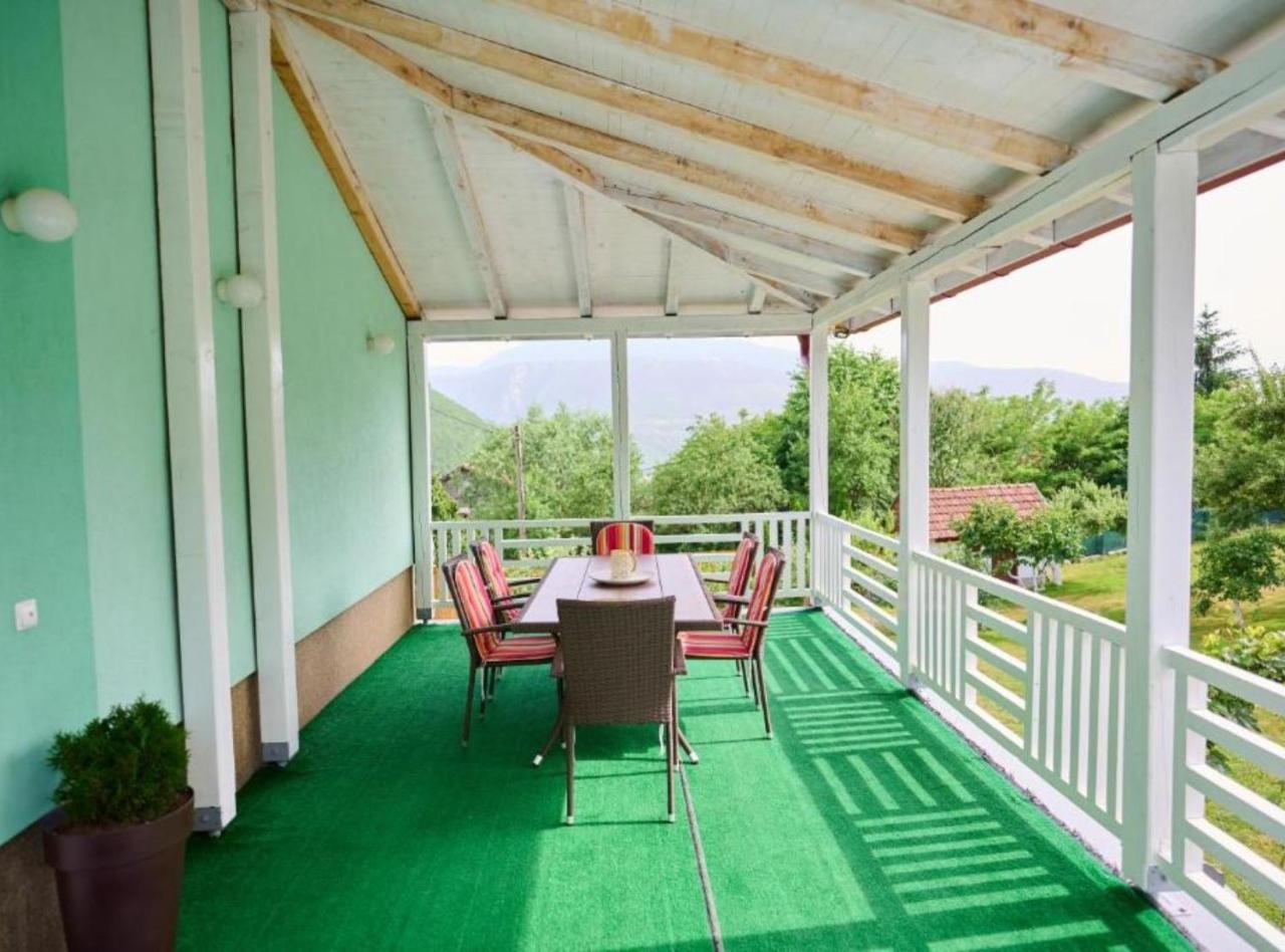 The Highlander Rustic Mountain Yurt - carbon neutral hotel in Genoa