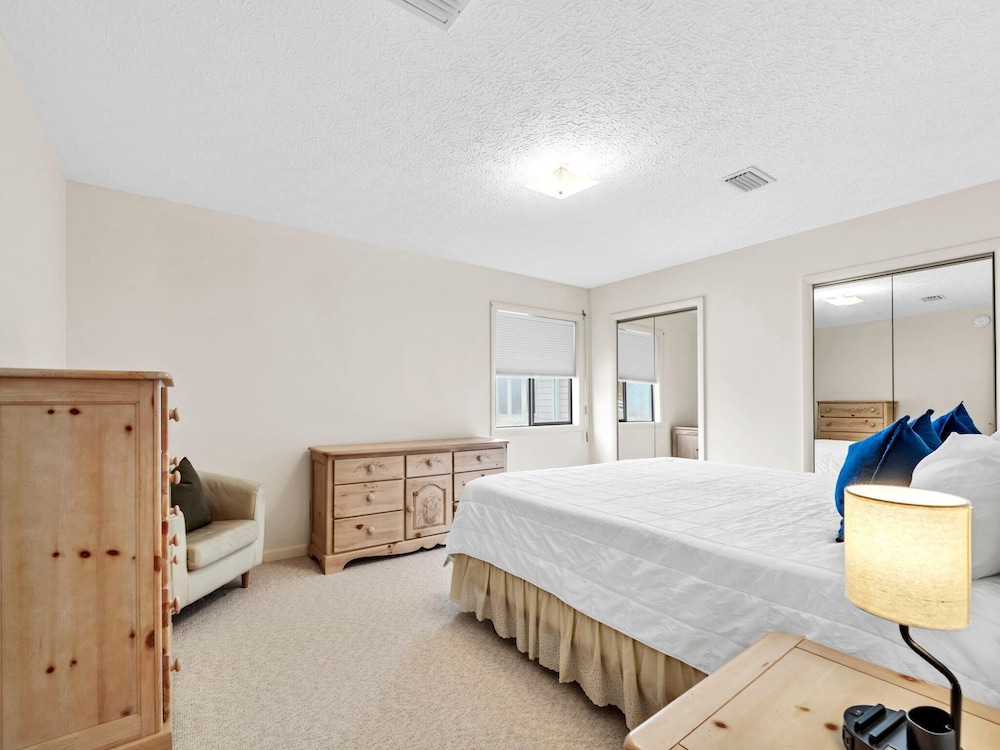 Dragonfly Deck - carbon neutral hotel in Panama City Beach