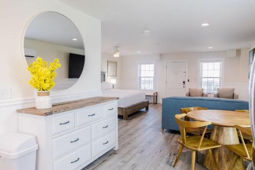 1002 Queen ADA Suite 1st Floor Surfside — 4-Star Luxury Hotel in Santa Cruz, United States
