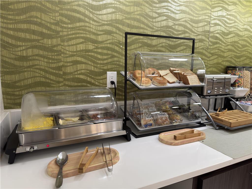 Quality Inn & Suites Near White Sands National Monument - photo 4
