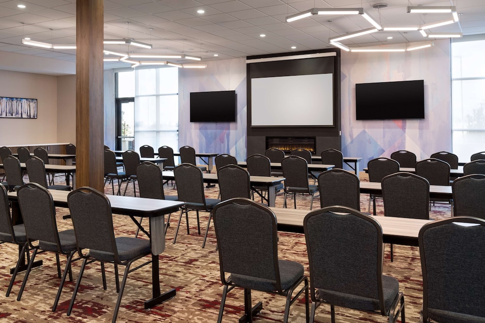 Hilton Garden Inn Visalia - photo 33