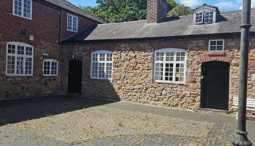 Plas Bellin Studios - carbon neutral hotel in Mold
