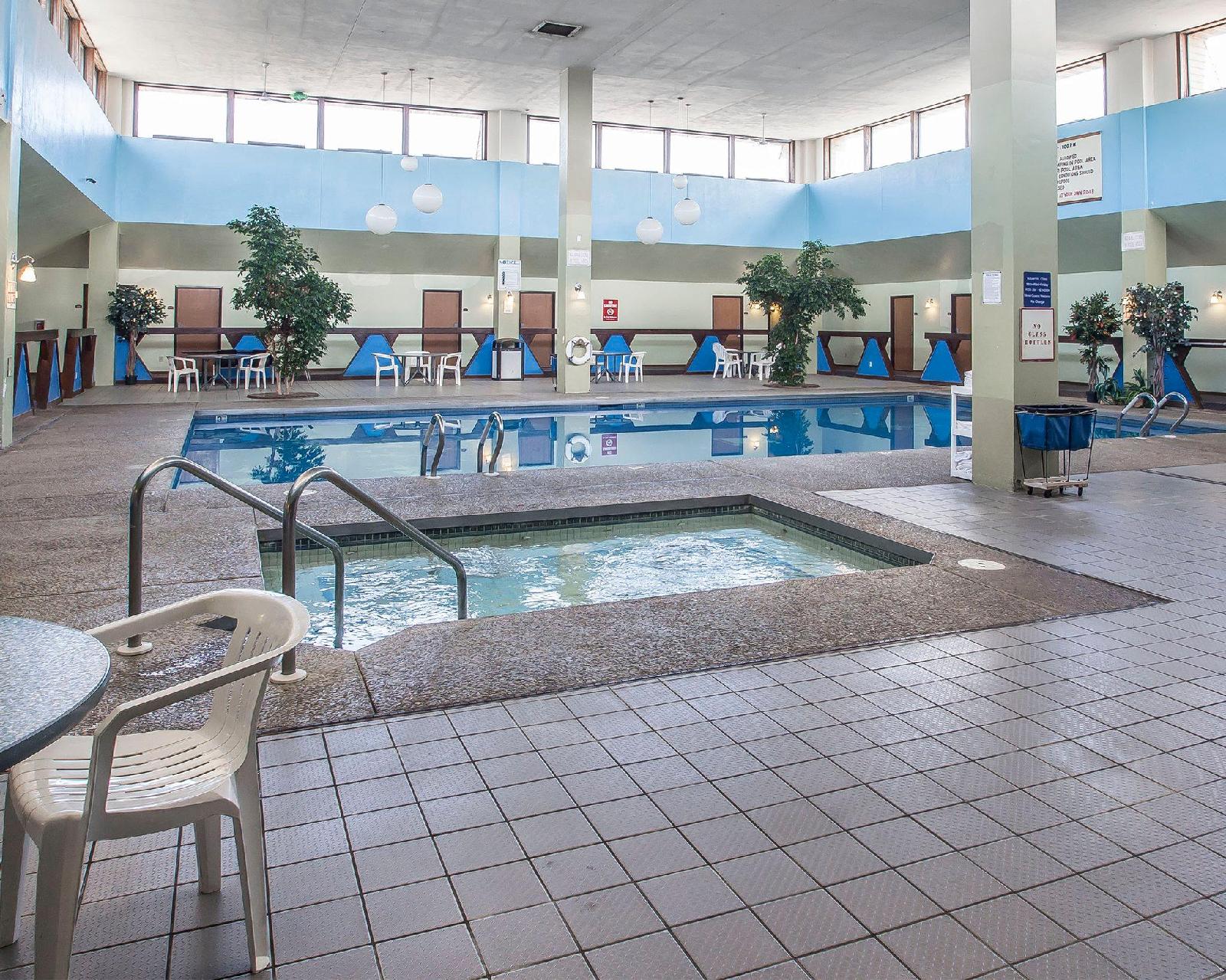 Econo Lodge Inn & Suites - photo 5