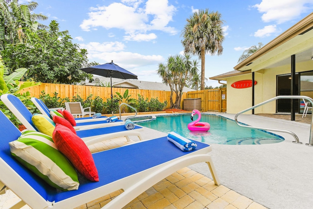 Luxury Sleeps 12 Kings Pool 2 Hot Tubs — hotel in Palm Beach Gardens