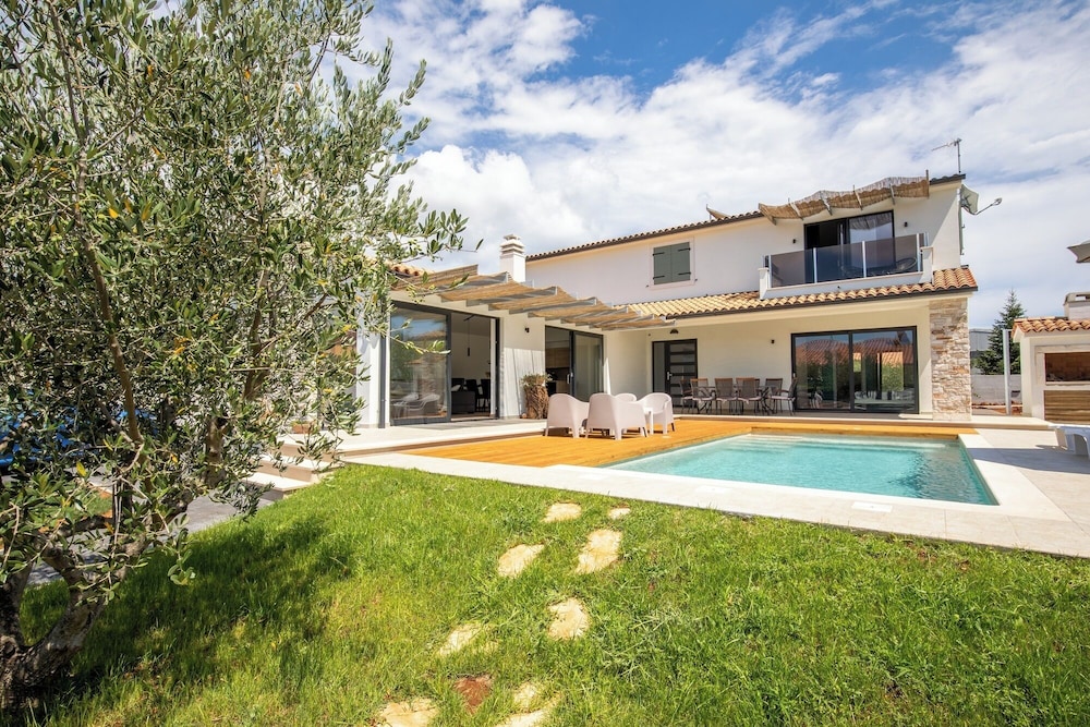 Modern Villa with 4 bedrooms and pool near Pula — 4-Star Luxury Hotel in Liznjan, Croatia