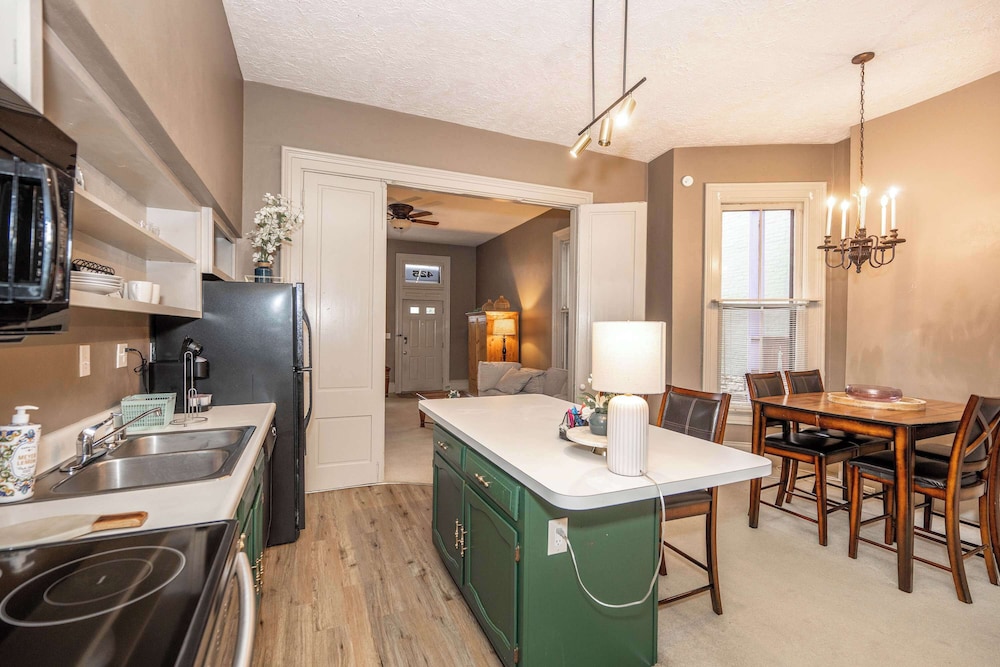 Historic Gem Russell Suite 2 — 4-Star Luxury Hotel in Covington, United States