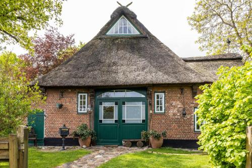 Reetdachhaus Bischoff — 4-Star Luxury Hotel in Brunsbuettel, Germany