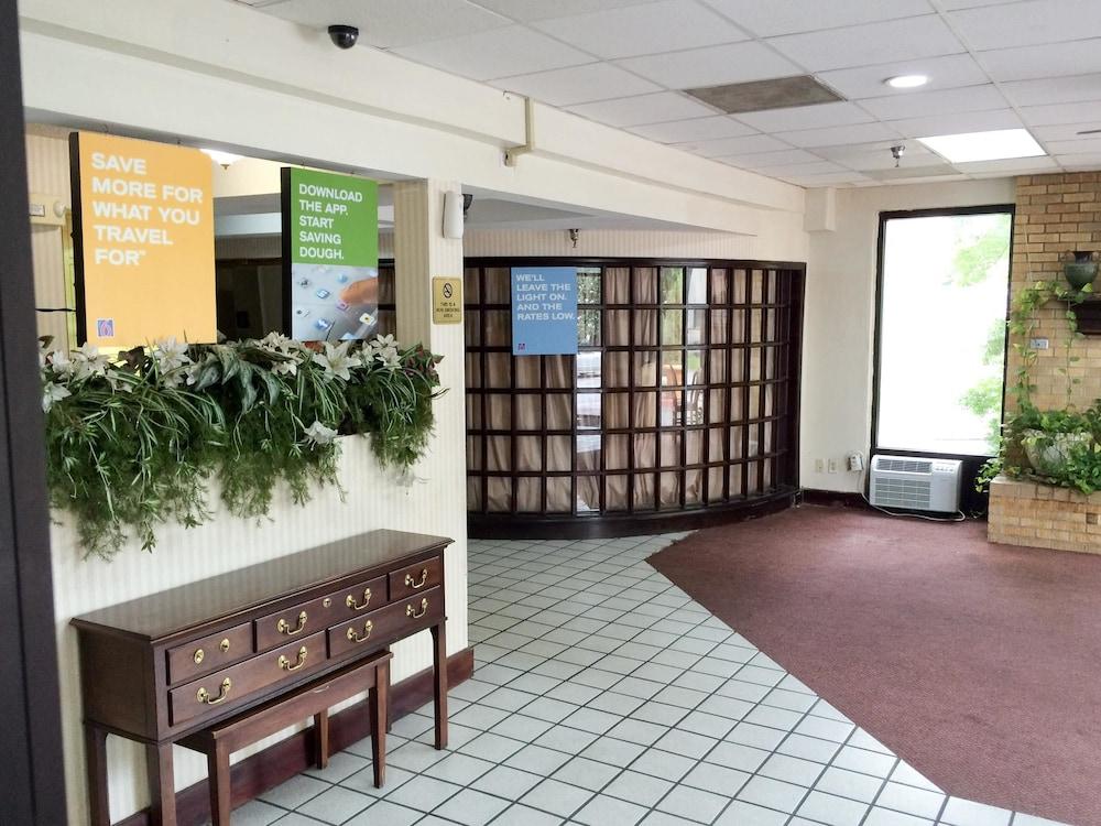 Motel 6 - photo 7