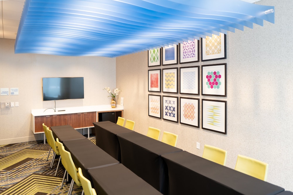 Holiday Inn Express & Suites Franklin Berry Farms by IHG - photo 55